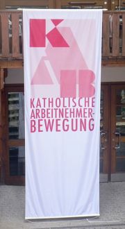 Hissbanner weiß mit KAB-Logo